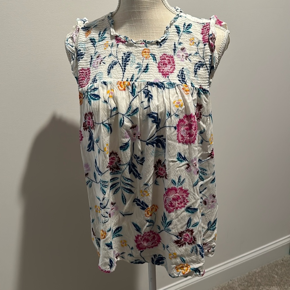Gently used Old Navy woman’s sleeveless top